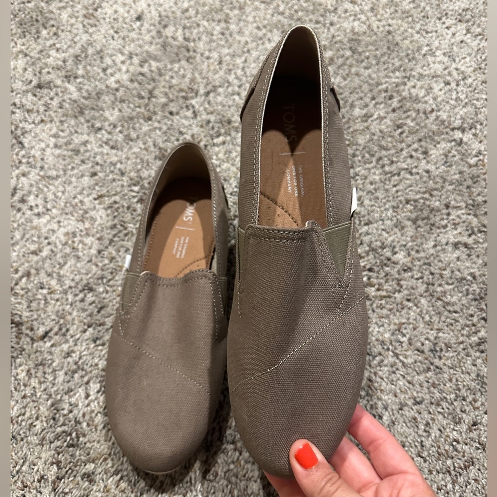 NWOT Tom’s Alpargata Dark Olive Green